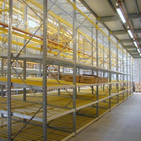 Cornix fabrique et commercialise les gammes de racks à palettes TraviRack et Travipal