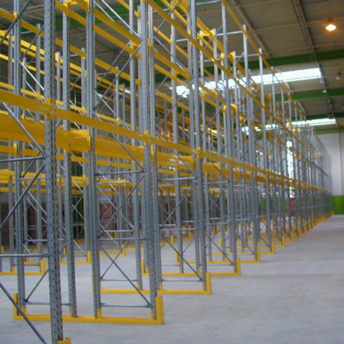 Cornix fabrique et commercialise les gammes de racks à palettes TraviRack et Travipal