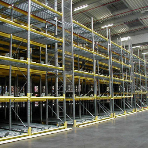 Cornix fabrique et commercialise les gammes de racks à palettes TraviRack et Travipal